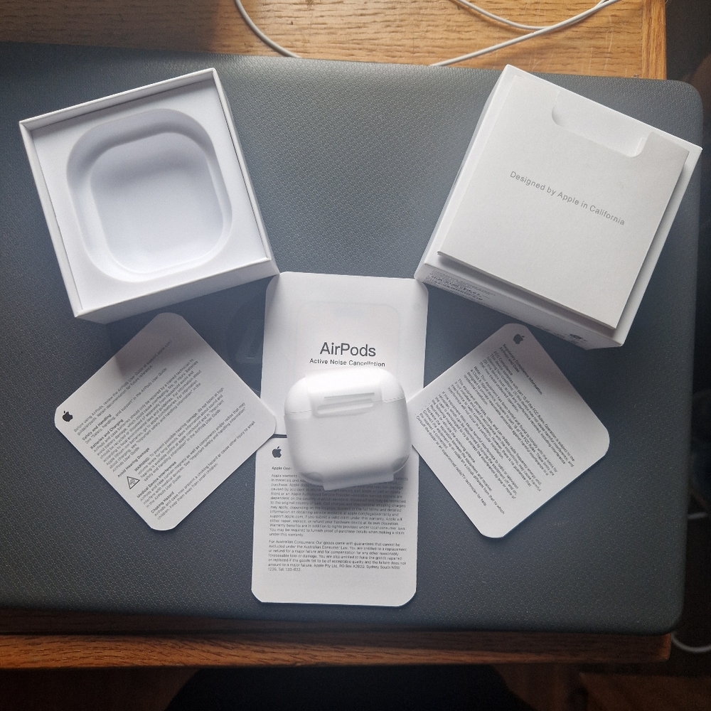 Apple AirPods 4g with Charging Case